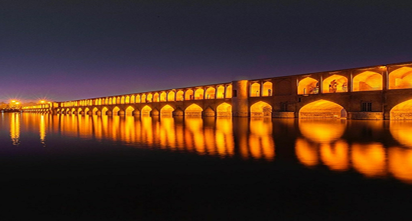 El puente Si-o Se Pol es una atracción turística de Ia ciudad de Isfahán, Irán.
